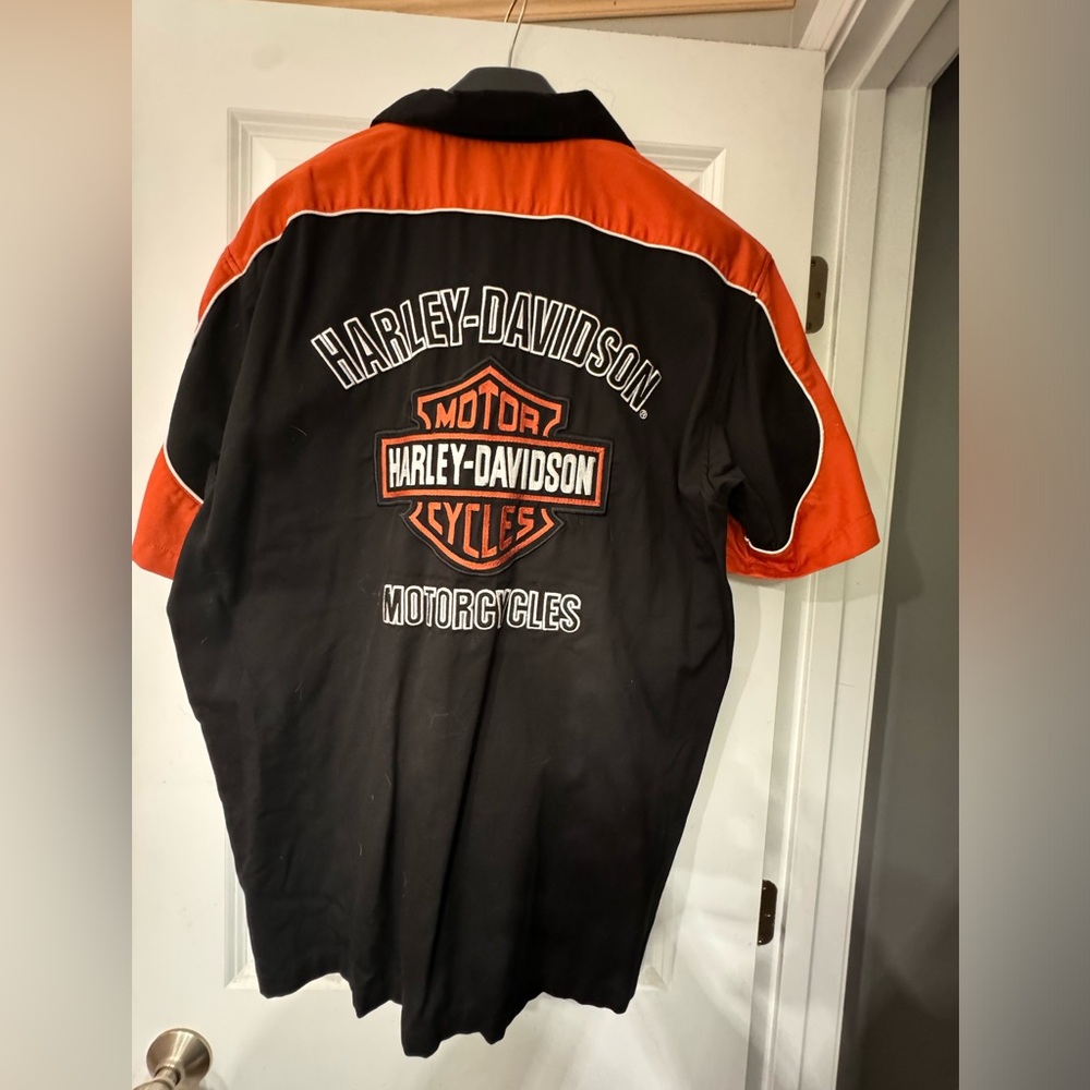 Harley Davidson men’s XL mechanic shirt.
